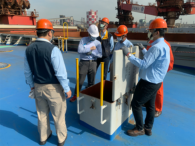 中華民國工業安全衛生協會技師登輪至中鋼領先輪輔導稽核。
